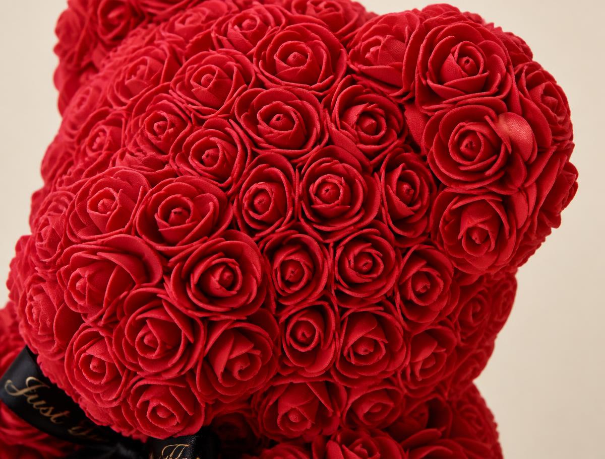 Detalle macro de las rosas de espuma que forman el cuerpo del oso