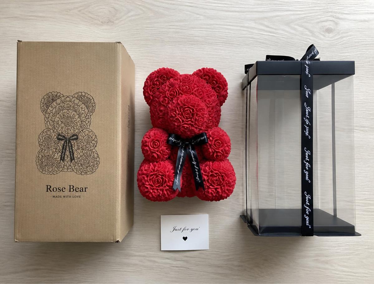 El oso de rosas junto a su caja de envío y su caja expositora transparente